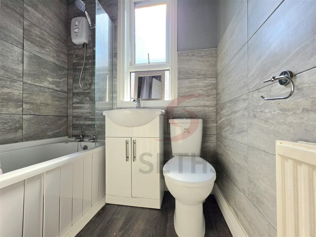 Property photo 3 of 13 Bathroom
