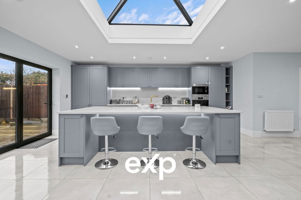 Property photo 1 of 33