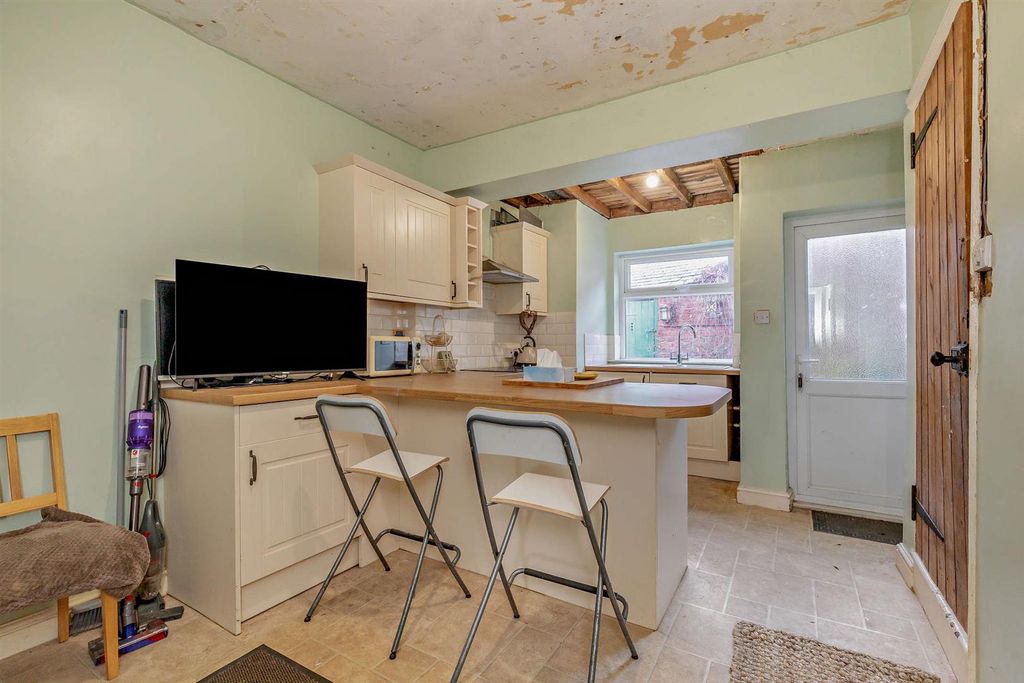 Property photo 3 of 12 8667738-Interior07-800.Jpg