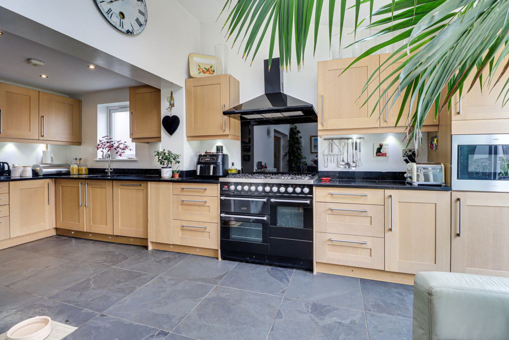Property photo 3 of 16 Kitchen