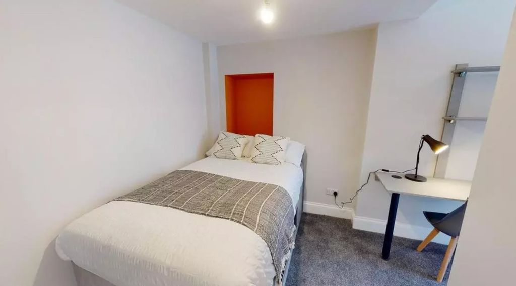 Property photo 2 of 9 A Cozy And Well-Lit Double Bedroom Featuring A Com...