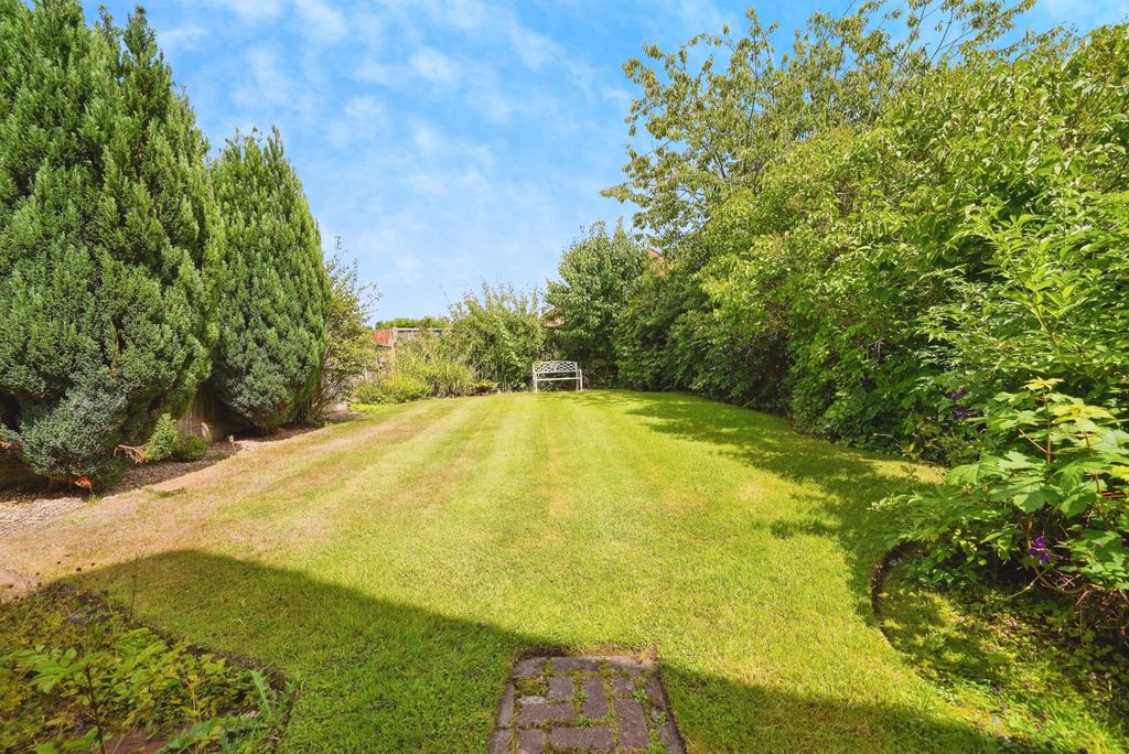 Property photo 2 of 17 Garden