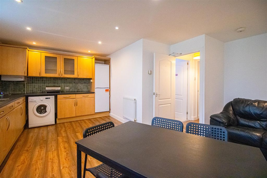 Property photo 3 of 11 Reception / Kitchen
