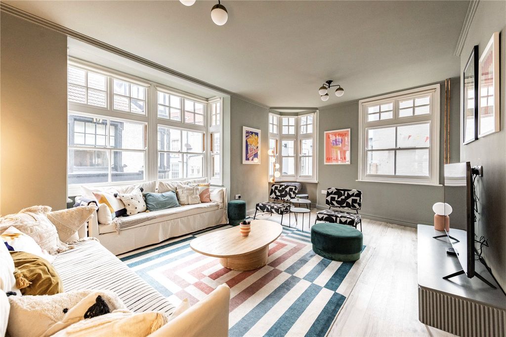 Property photo 1 of 16 Living Room