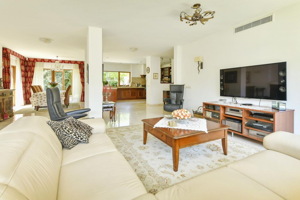 Property photo 3 of 28