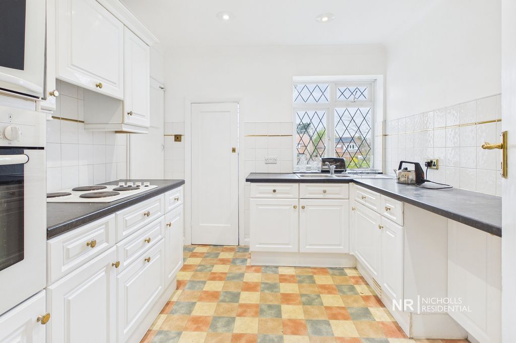 Property photo 3 of 11 Kitchen