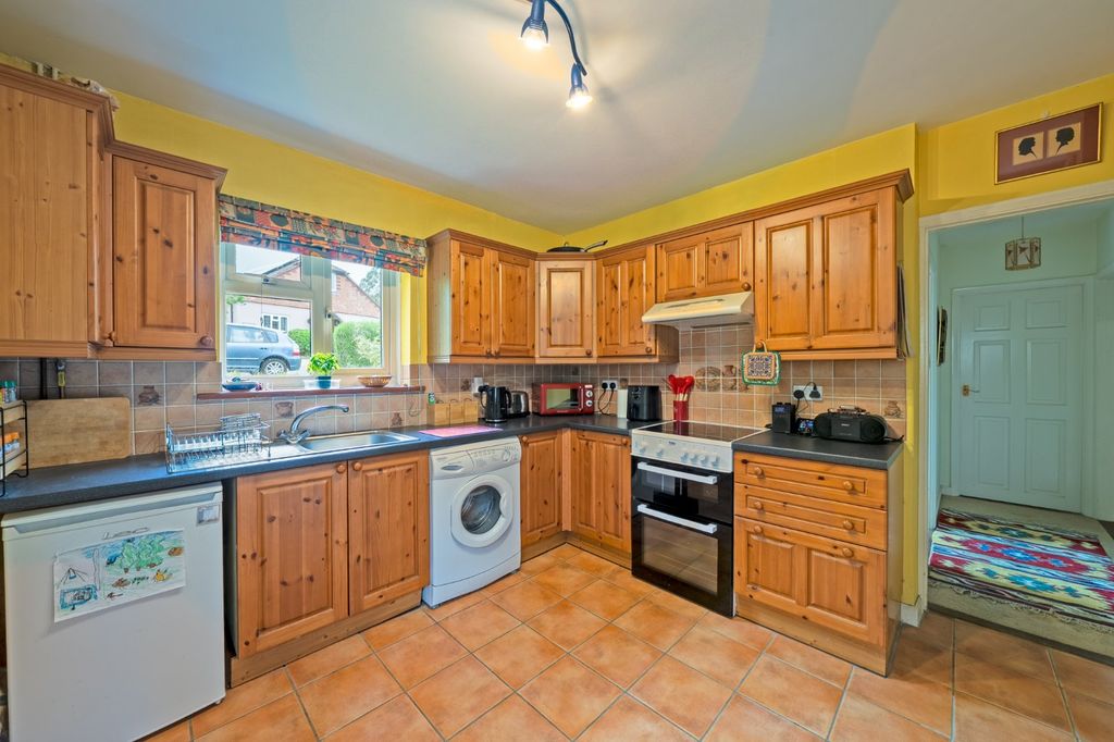 Property photo 3 of 10 Kitchen