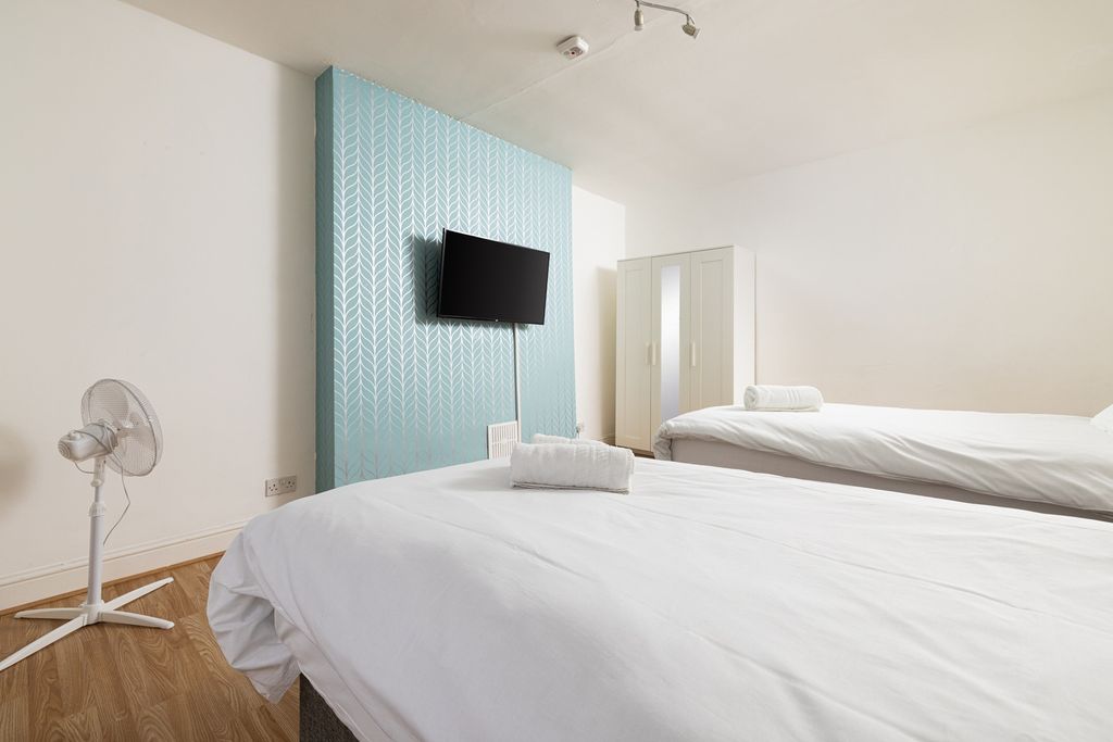 Property photo 2 of 6 A Spacious And Bright Double Bedroom Featuring Mod...