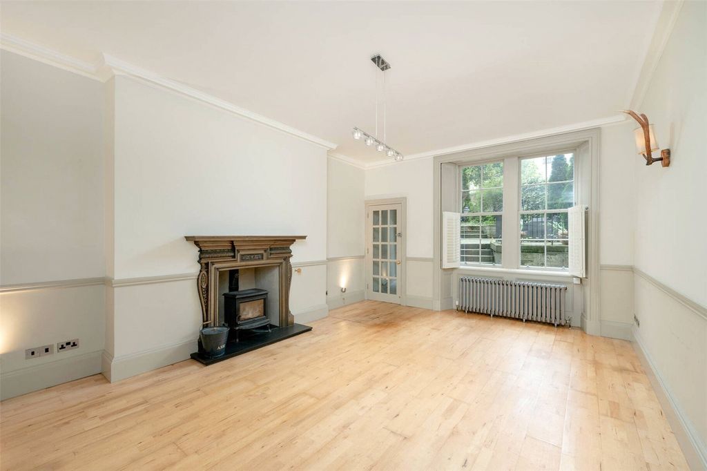 Property photo 3 of 30 Sitting Room