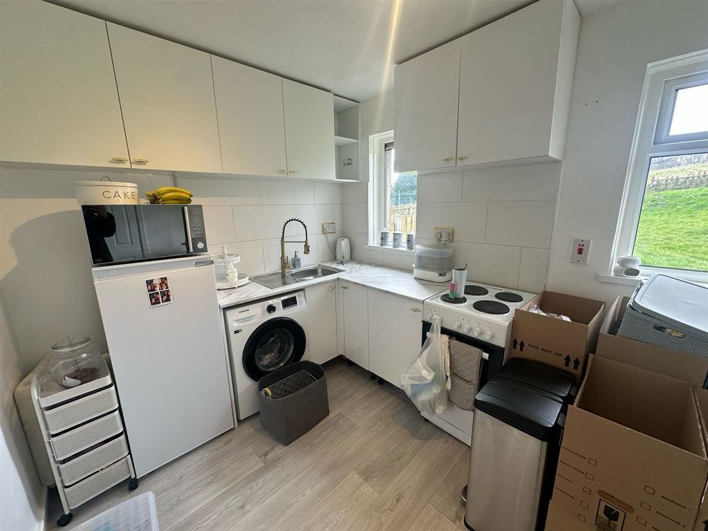 Property photo 3 of 6 Kitchen