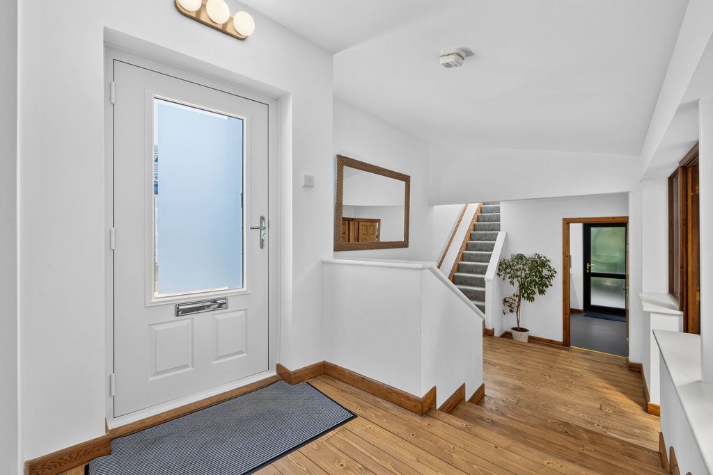 Property photo 3 of 27