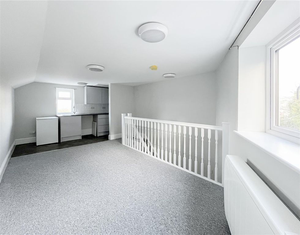 Property photo 3 of 11 Living Room / Kitchen