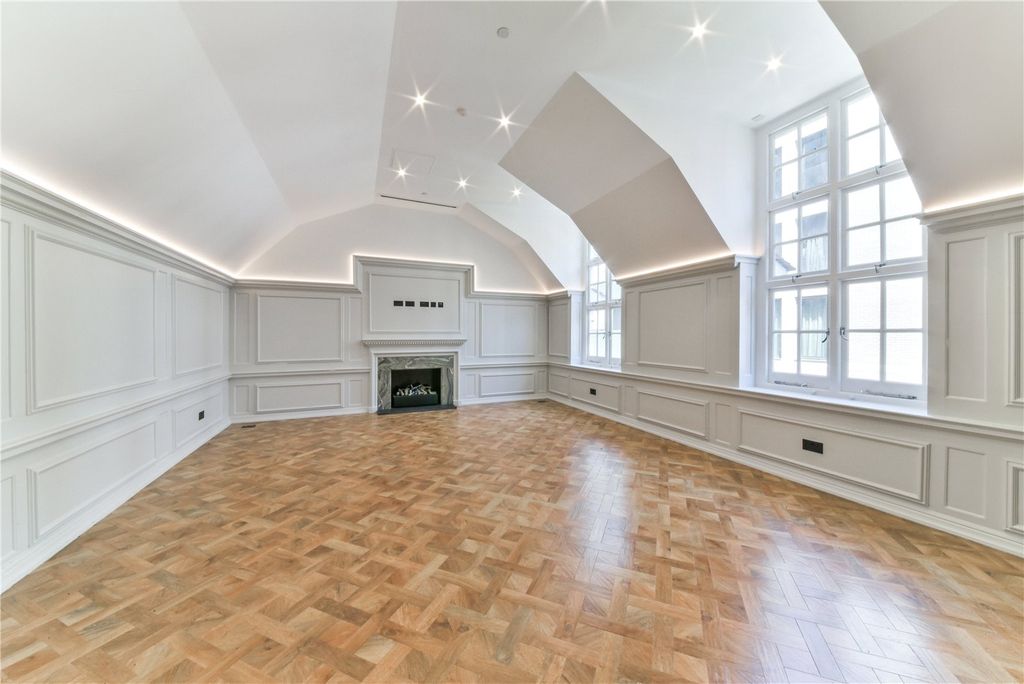 Property photo 1 of 10 7 Davies House