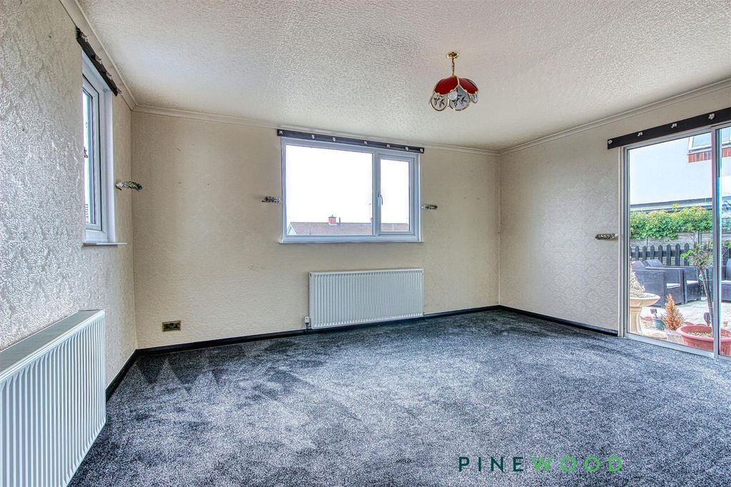 Property photo 3 of 31 Conservatory/ Family Room