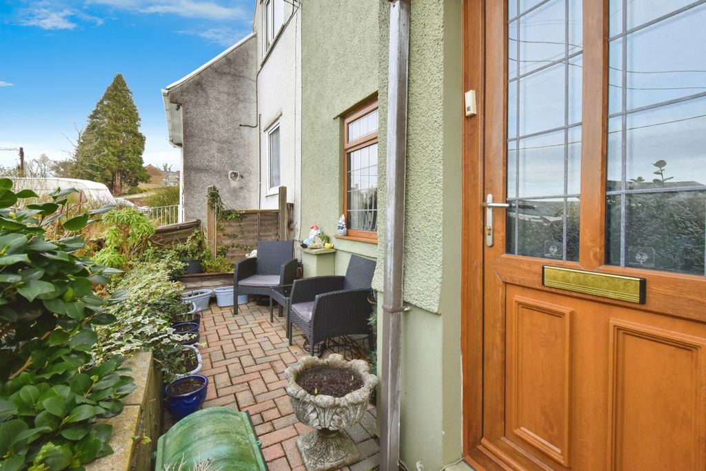 Property photo 3 of 19 Front Garden