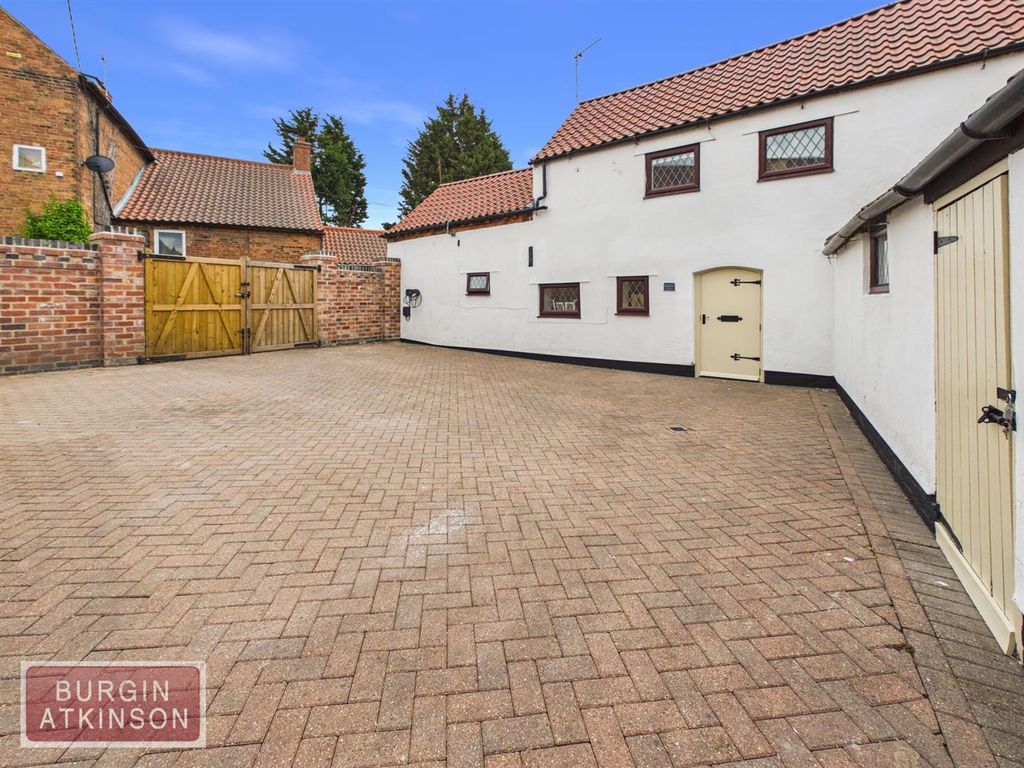 Property photo 3 of 35 Cam01619G0-Pr0227-Still003.Jpg