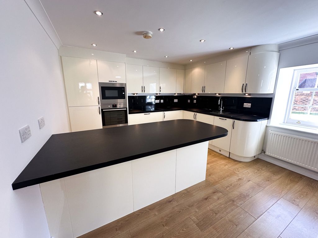 Property photo 2 of 11 Kitchen