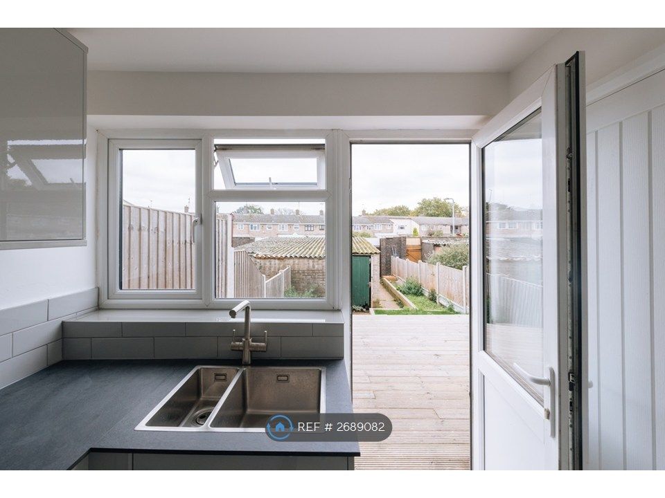 Property photo 3 of 17 Kitchen3