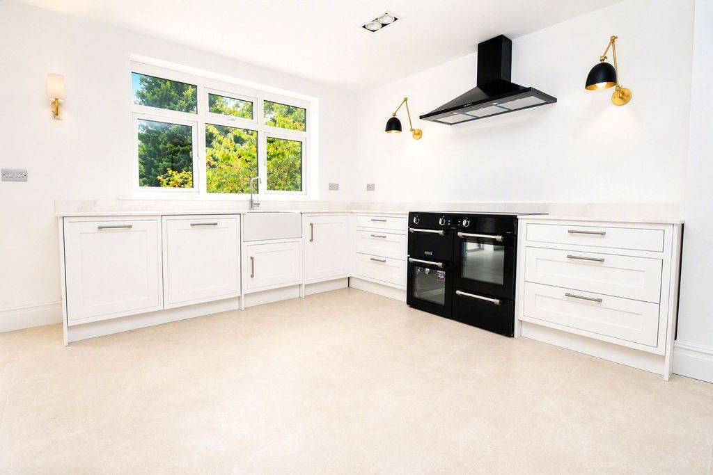 Property photo 2 of 19 Picture No. 27