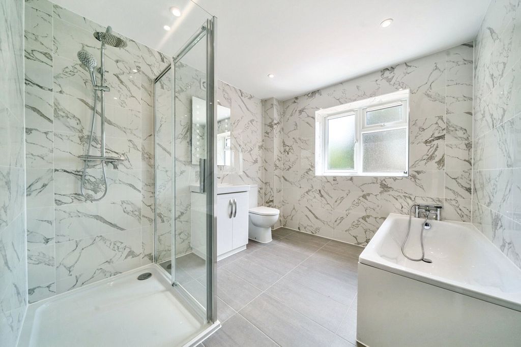 Property photo 3 of 16 Bathroom