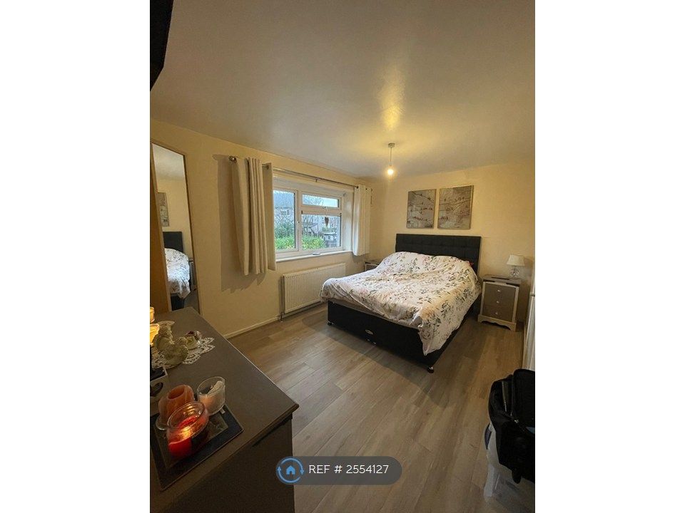 Property photo 3 of 7 Bedroom 1
