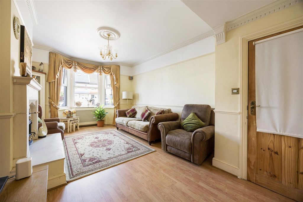 Property photo 2 of 33 Hall Lane, E4 8Hw