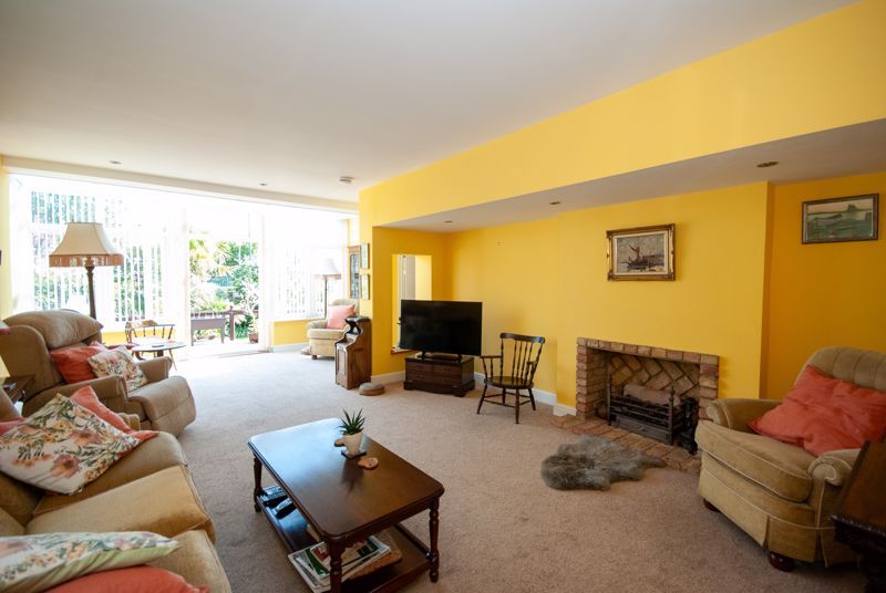 Property photo 2 of 19 Lounge