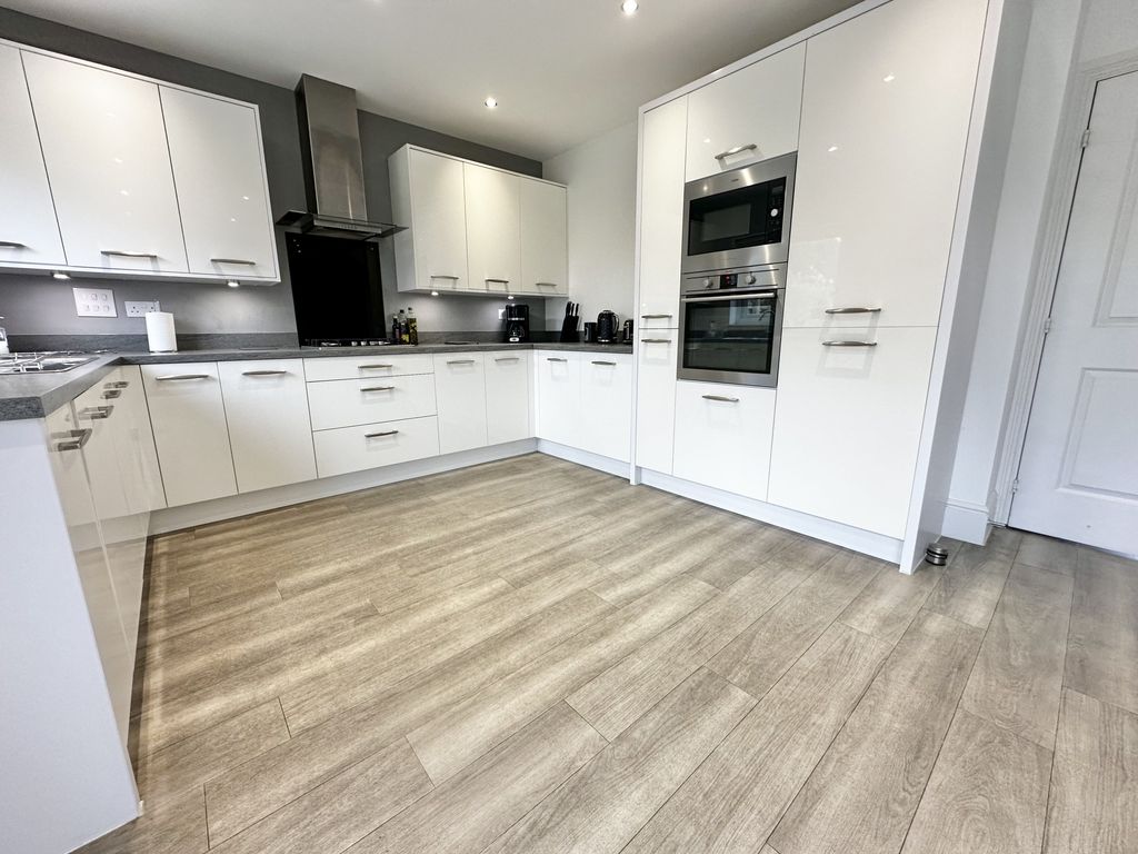 Property photo 3 of 34