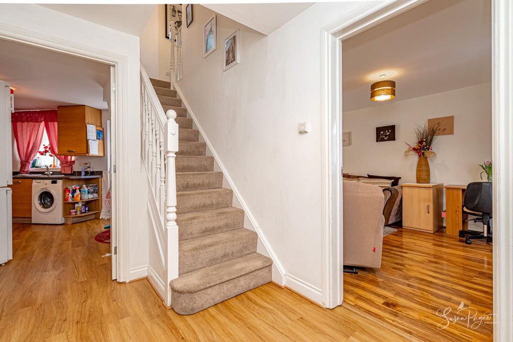 Property photo 3 of 29 Entrance Hall