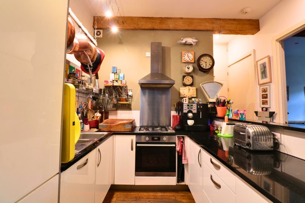 Property photo 3 of 9 Kitchen