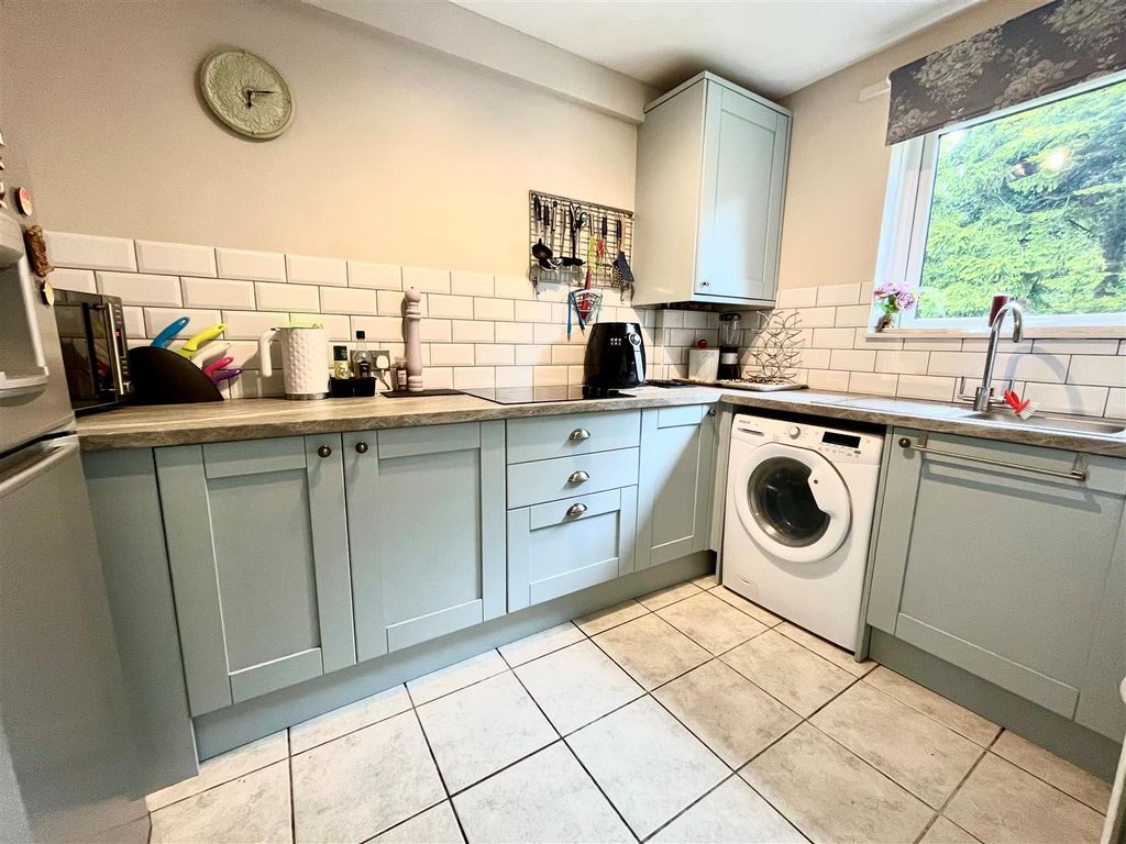 Property photo 3 of 10 Kitchen