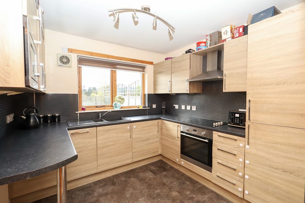 Property photo 3 of 11 Kitchen