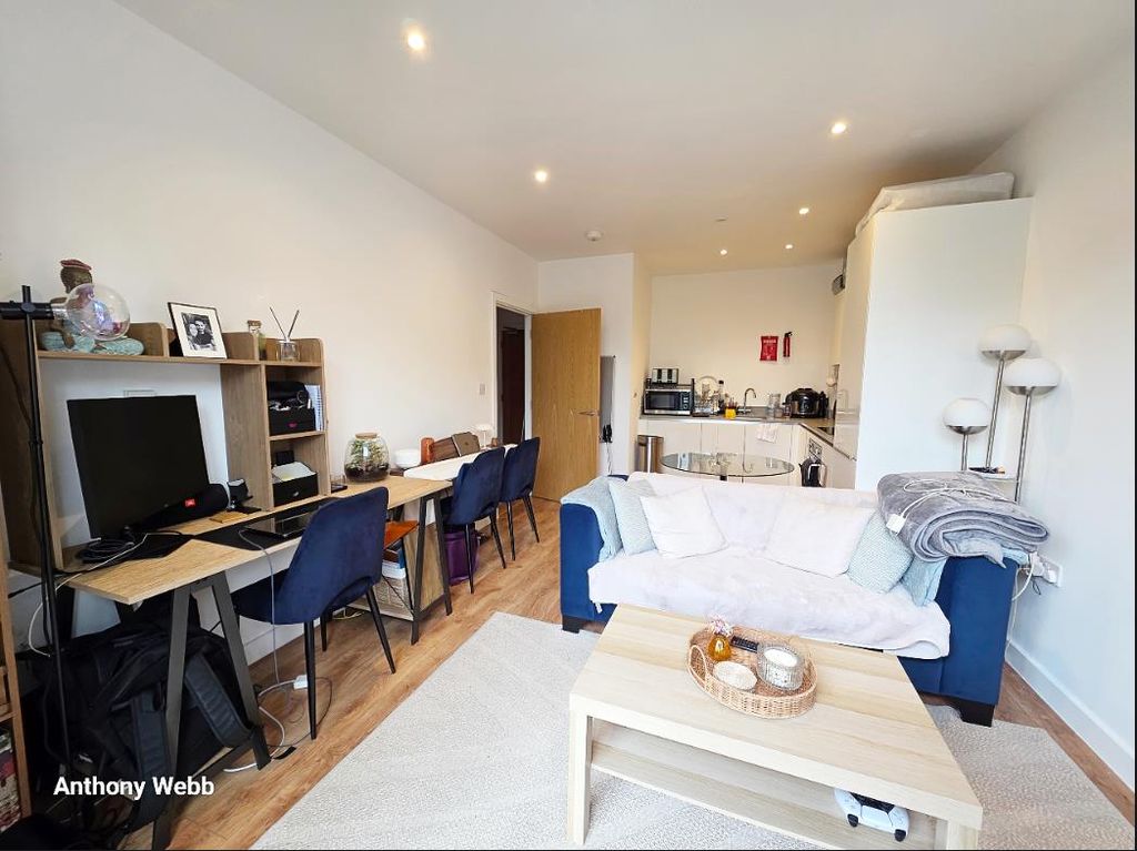 Property photo 3 of 9 Living Kitchen Space