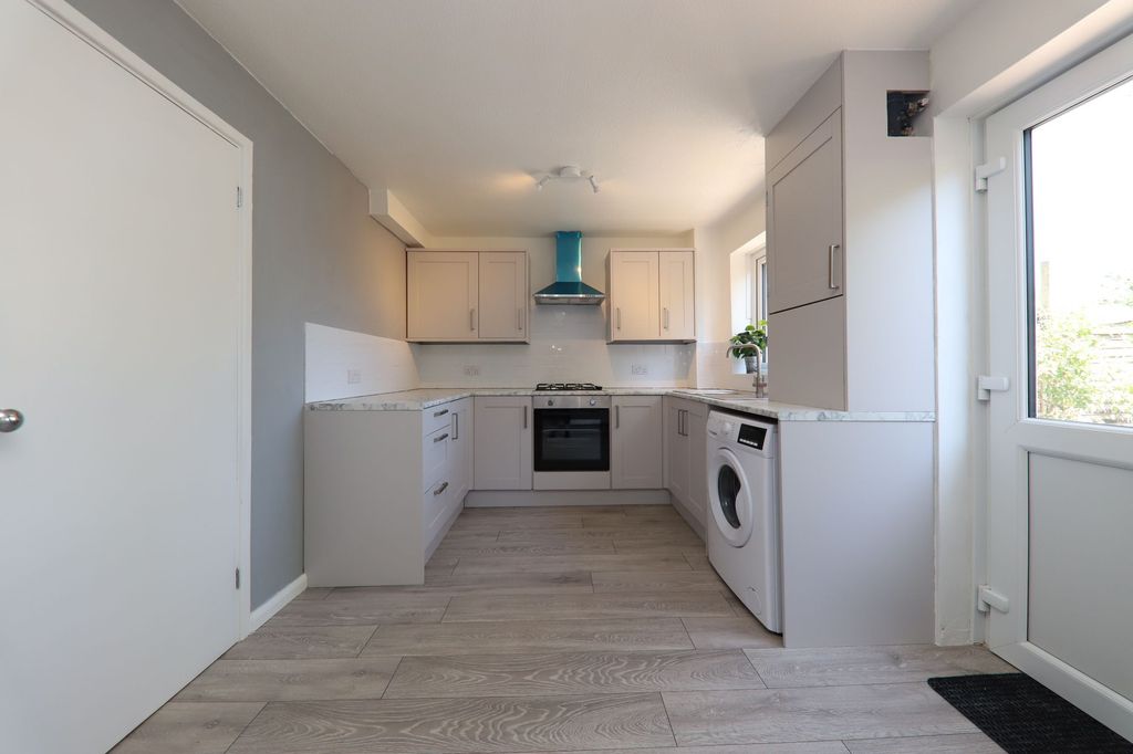 Property photo 3 of 14 Kitchen (3)