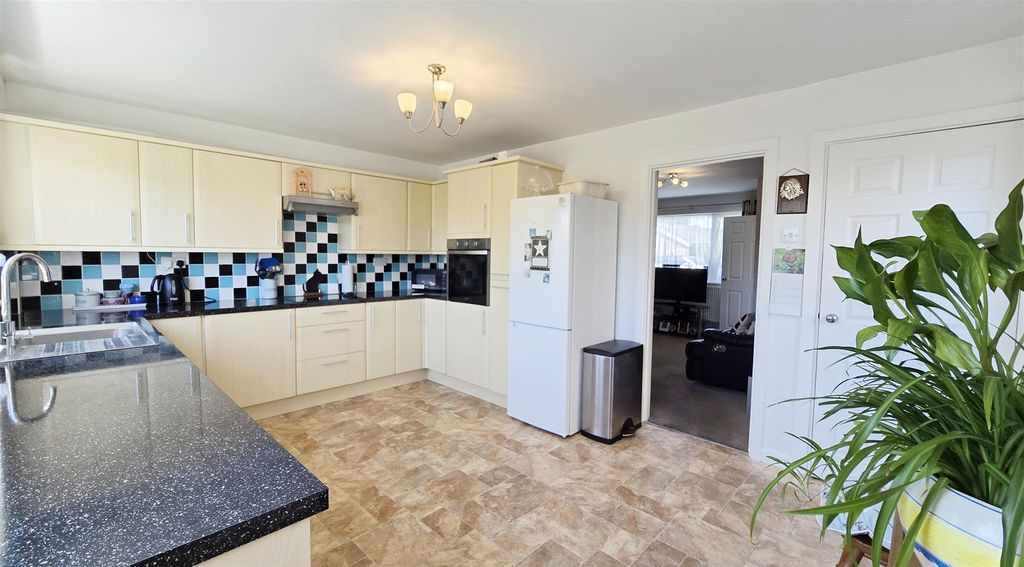 Property photo 3 of 12 Kitchen/Diner