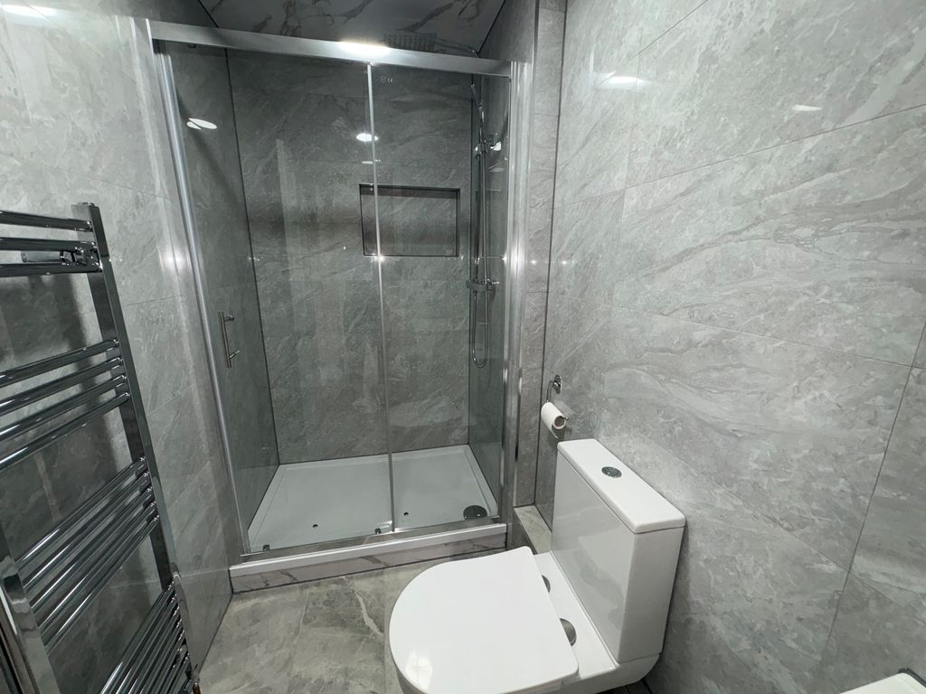 Property photo 3 of 8 65Dpinnerparkavebath