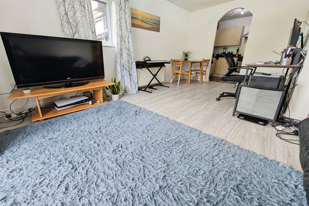 Property photo 2 of 12 (Main)