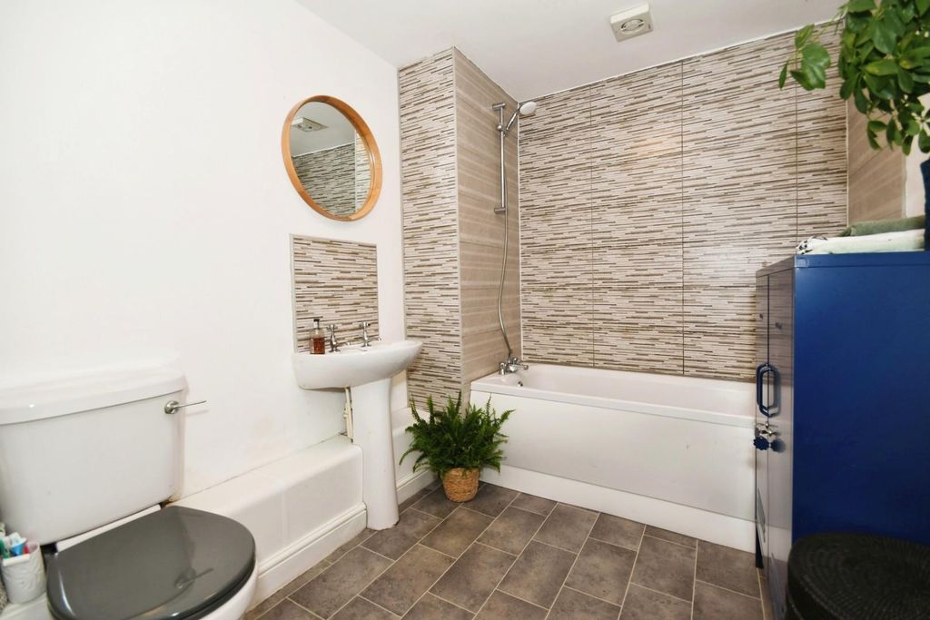 Property photo 3 of 14 Bathroom