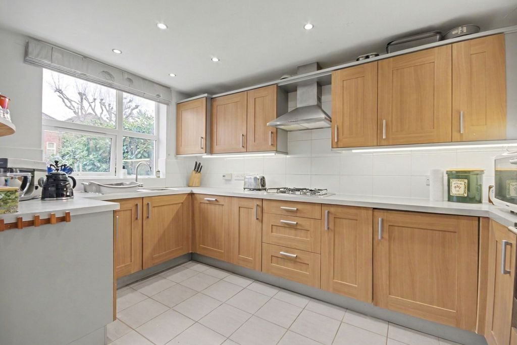 Property photo 2 of 18 Kitchen