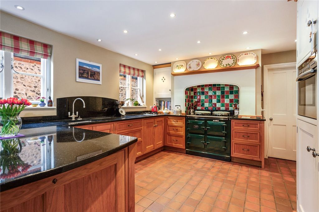 Property photo 3 of 19 Kitchen