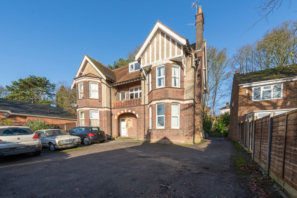 Property photo 1 of 10 Beautiful Period Studio Apartment With Parking - Walking Distance To City Centre &amp; Train Station!!