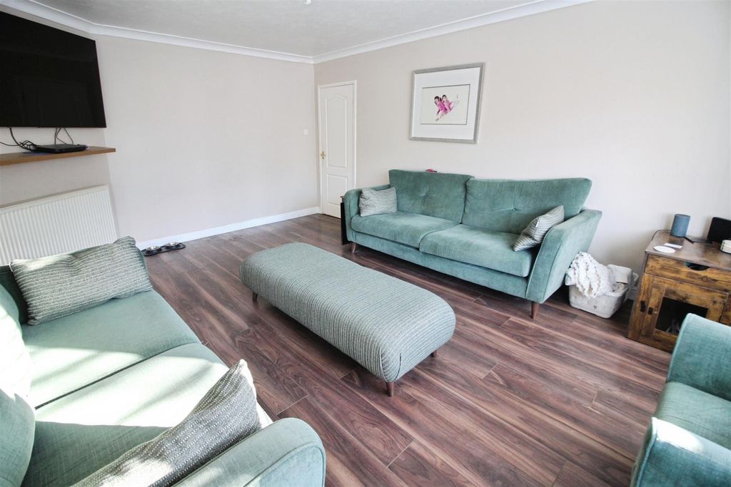 Property photo 3 of 17 Lounge