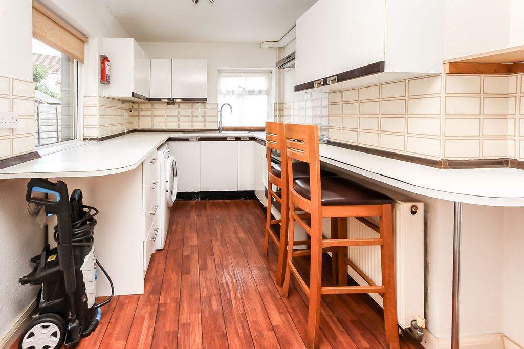 Property photo 3 of 8 Kitchen