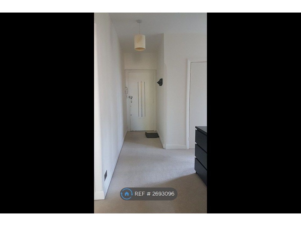 Property photo 3 of 10 Entrance Hall