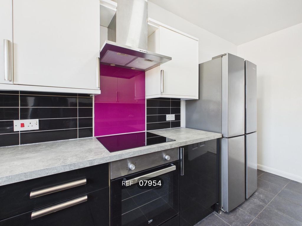 Property photo 3 of 10 Kitchen