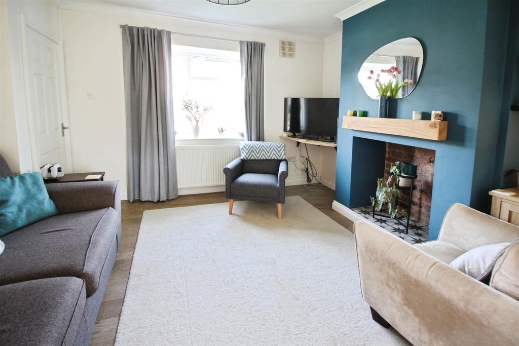 Property photo 3 of 20 Lounge