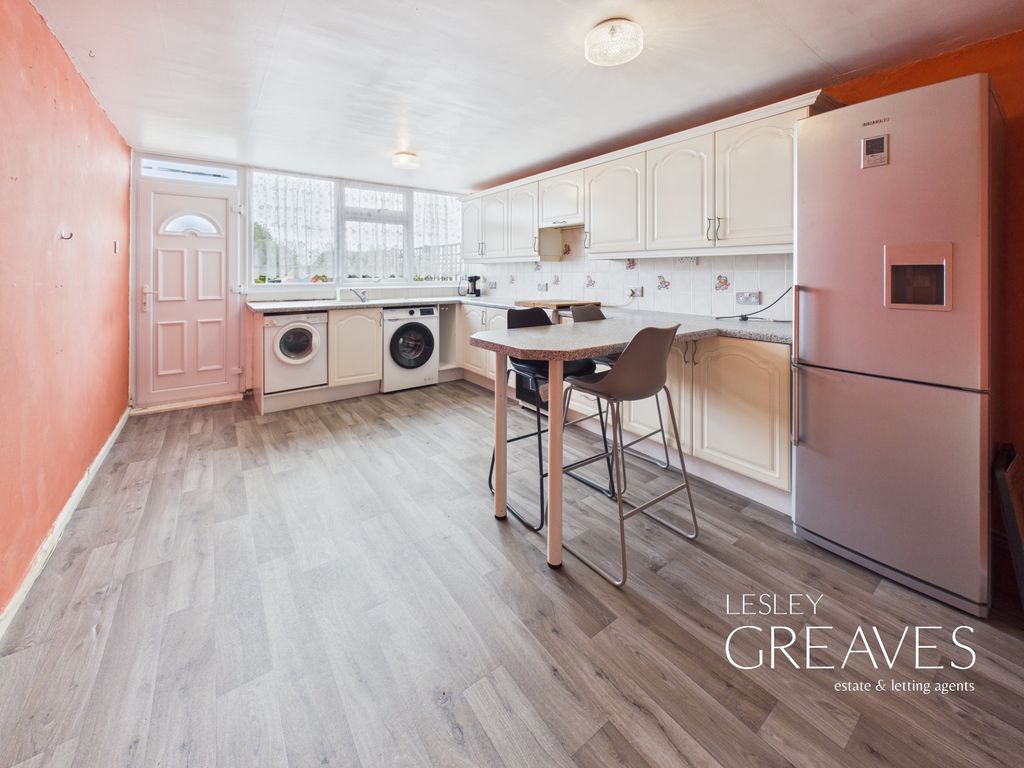 Property photo 3 of 18 Kitchen