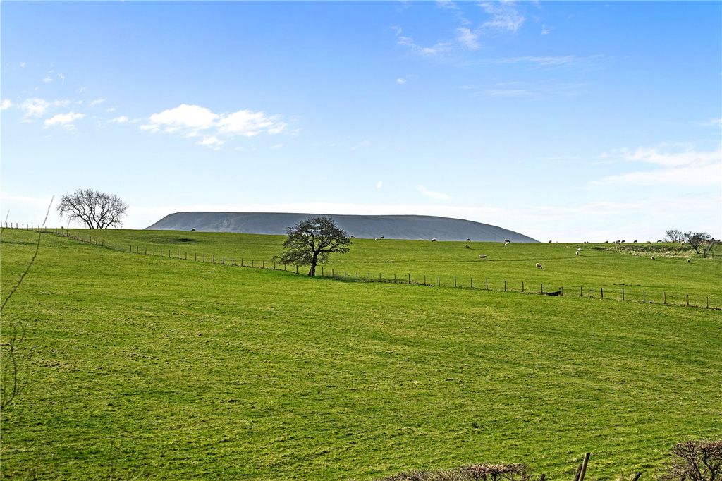 Property photo 2 of 45 Pendle Hill