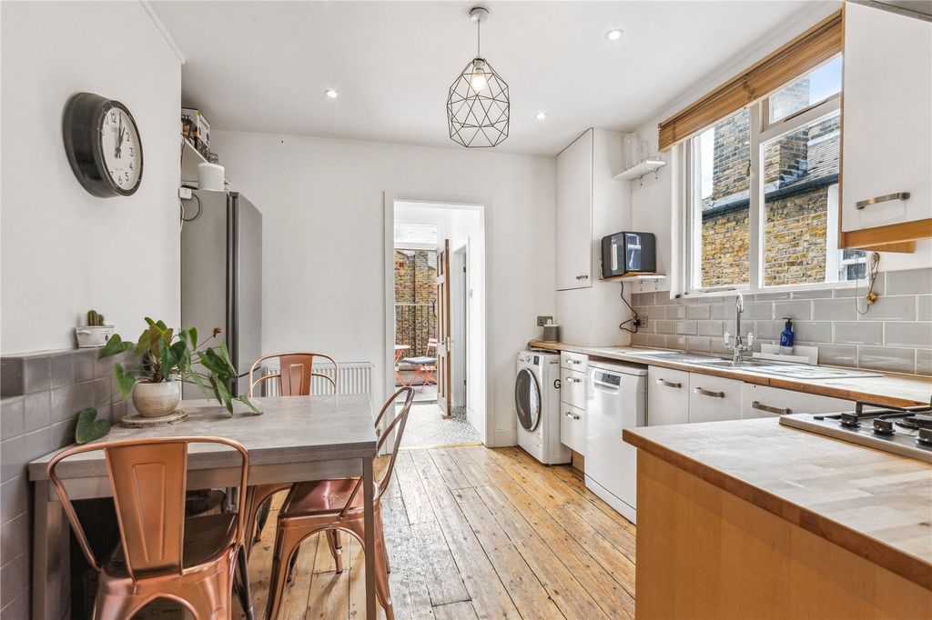 Property photo 3 of 9 Kitchen