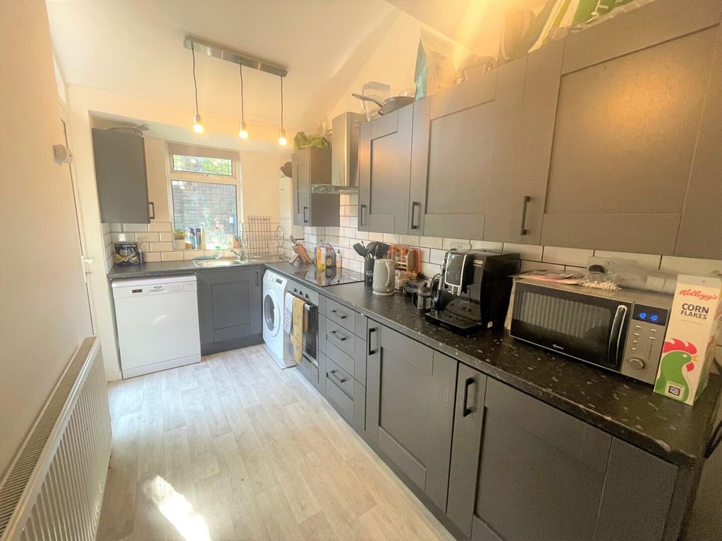 Property photo 3 of 9 Kitchen